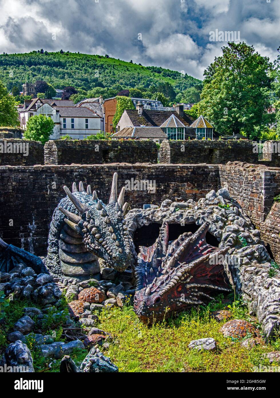 Une créature préhistorique imaginaire au château de Caerphilly, au pays de Galles. ROYAUME-UNI Banque D'Images