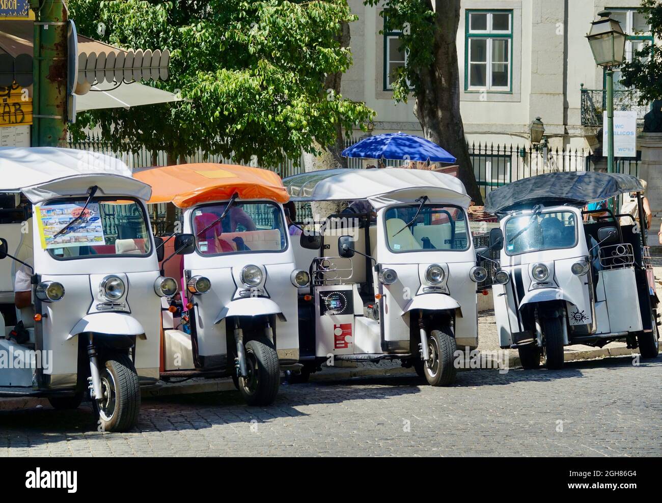 Lisbonne, Portugal ; 01 septembre 2021 : voitures de moto-taxi blanches garées dans une rue de Lisbonne (Portugal) Banque D'Images