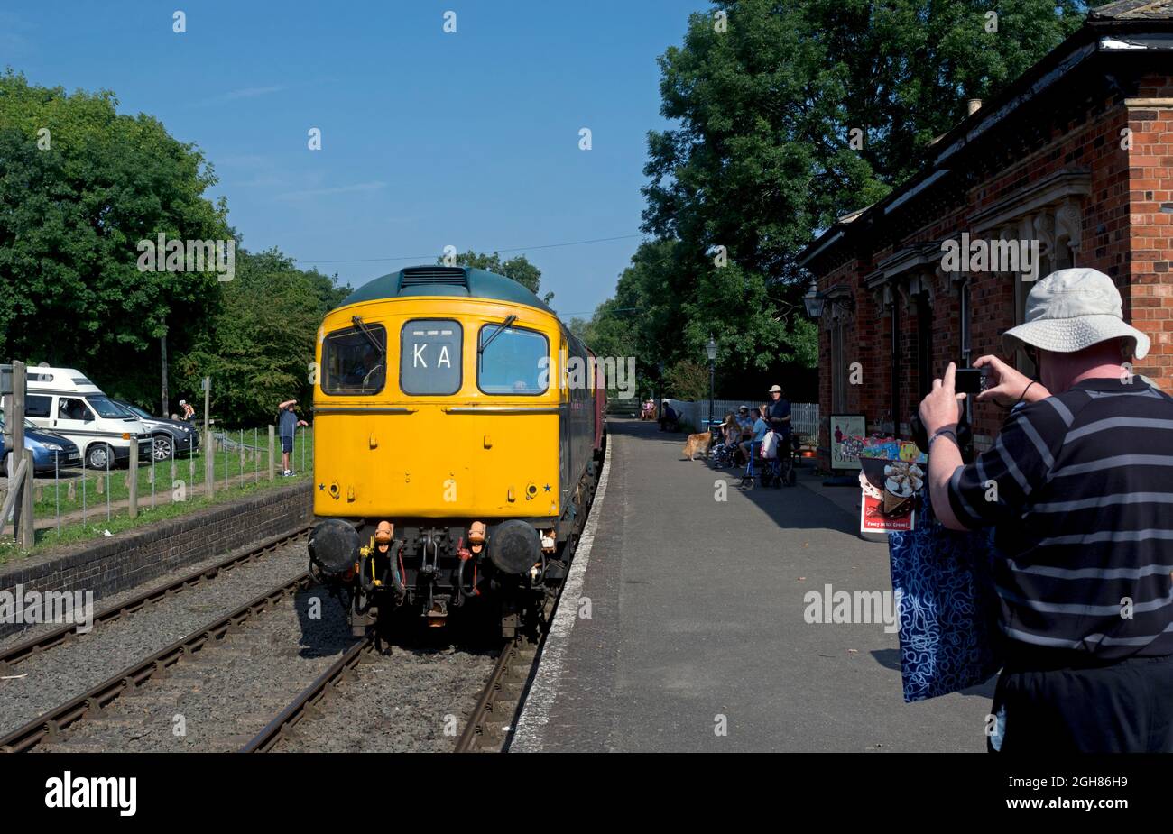 Train diesel arrivant à la gare de Shenton sur la ligne de Battlefield, Leicestershire, Royaume-Uni Banque D'Images