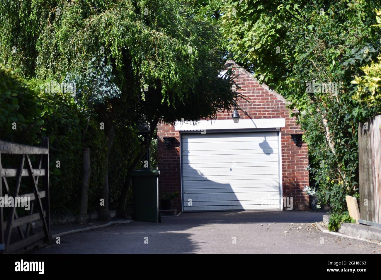 Une entrée de village et un garage ruraux anglais par un beau jour d'été Banque D'Images