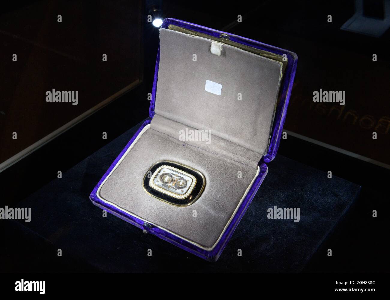 Hong Kong, Chine. 06e septembre 2021. HONG KONG, HONG KONG SAR, CHINE : SEPTEMBRE 2021. Le chapeau Napoléon Bonaparte récemment découvert arrive à Hong Kong devant BonhamsÕ Napoleon Bonaparte: La vente britannique à Londres. Une broche de deuil en émail d'or et de perle contenant une serrure de cheveux napoléons est également offerte à la vente.Alamy Live News/Jayne Russell crédit: Jayne Russell/Alamy Live News Banque D'Images