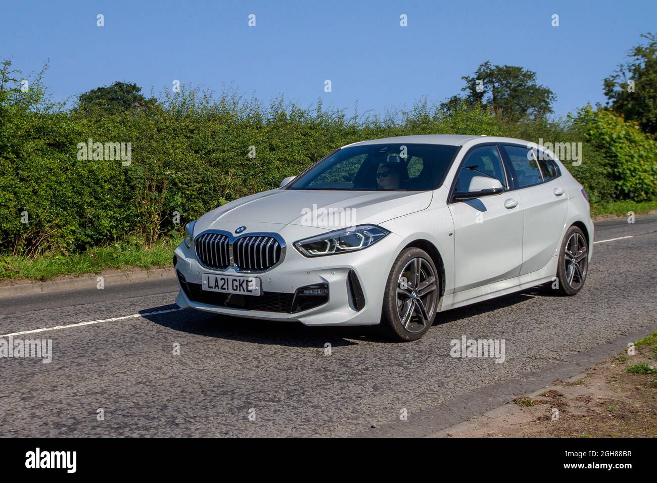 2021 BMW 118i 1499cc essence 4dr, berline quatre portes en route vers Capesthorne Hall Classic July car show, Cheshire, Royaume-Uni Banque D'Images