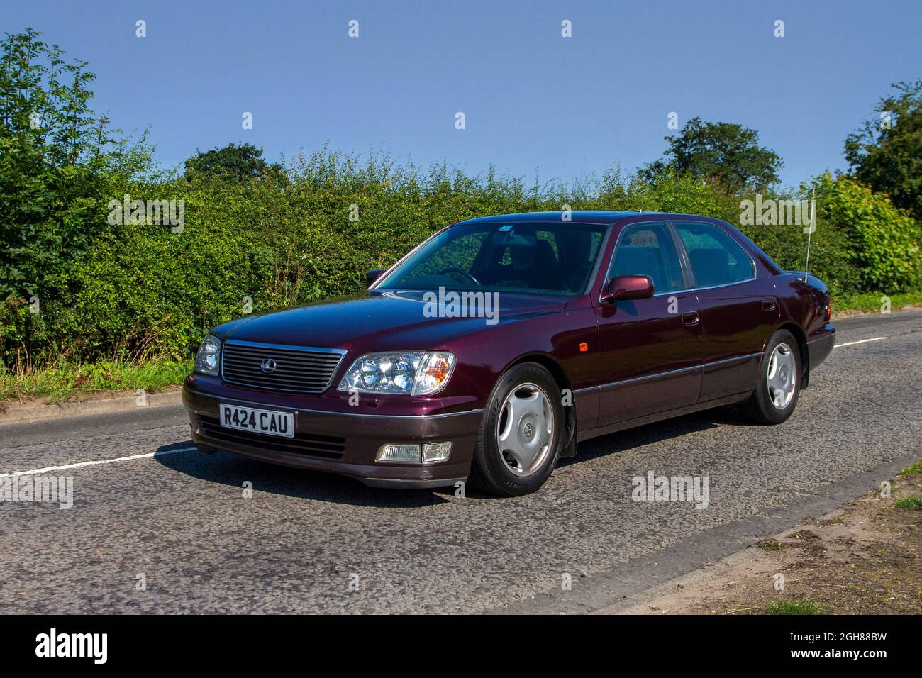 Années 1998 90 Rouge Lexus LS400 400 4 vitesses automatique 3969cc essence 4 portes berline quatre portes en route pour Capesthorne Hall Classic July show, Cheshire, Royaume-Uni Banque D'Images