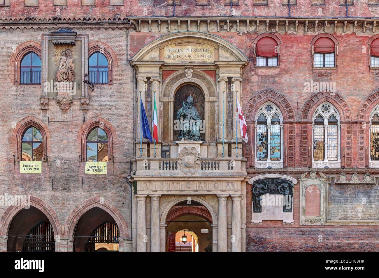 Bologne, Italie, statue du Pape Grégoire XIII, piazza maggiore (place du courrier) Banque D'Images