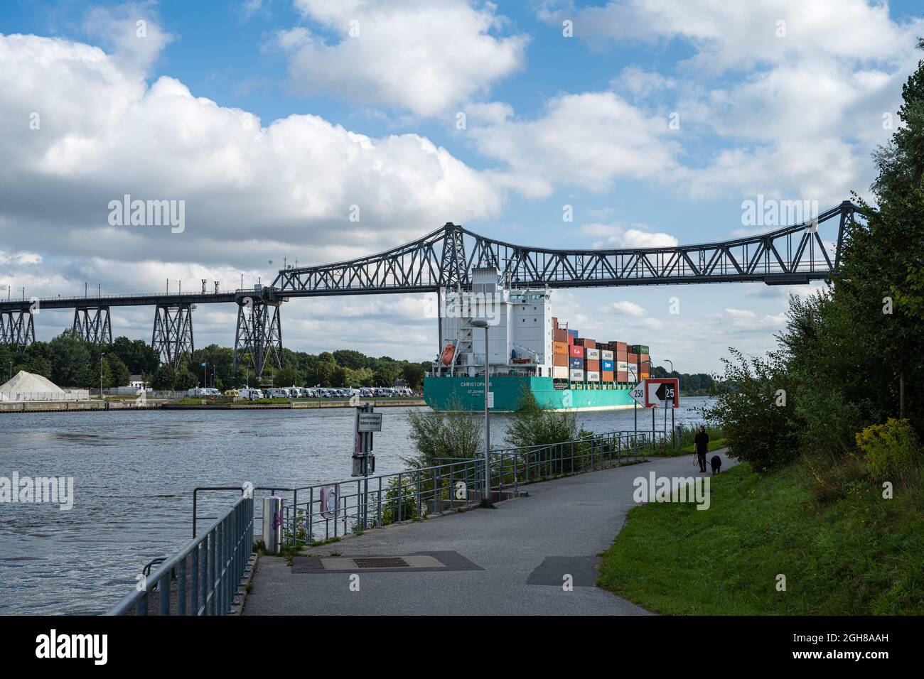 DAS Containerschiff Christoph im Nord-Ostsee-Kanal Richtung Kiel passiert die Eisenbahnhochbrücke à Rendsburg Banque D'Images