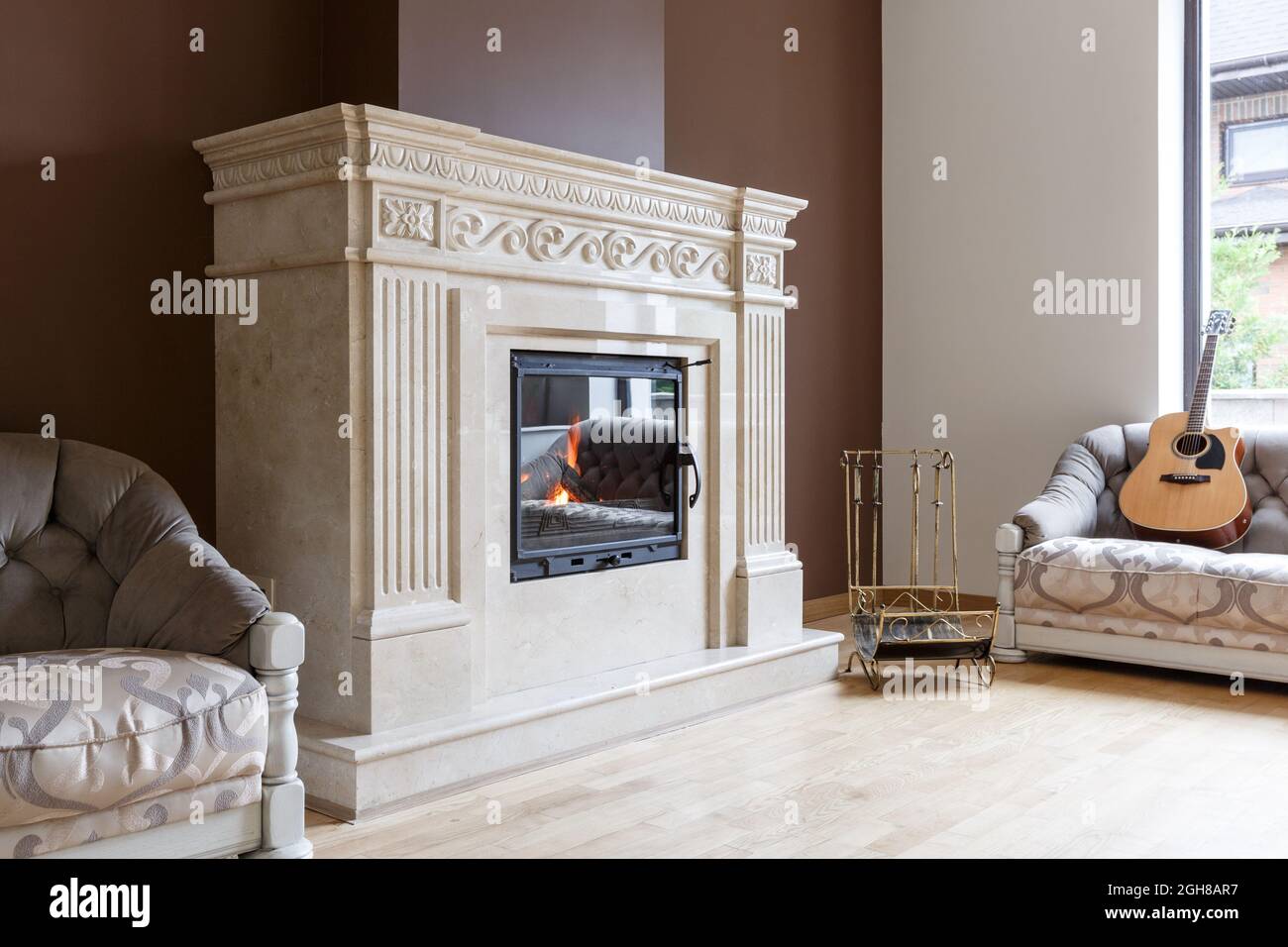 Cheminée en marbre blanc de style classique avec intérieur en bois. Concept de design intérieur Banque D'Images
