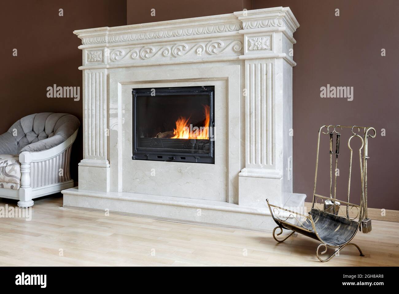 Cheminée en marbre blanc de style classique avec intérieur en bois. Concept de design intérieur Banque D'Images