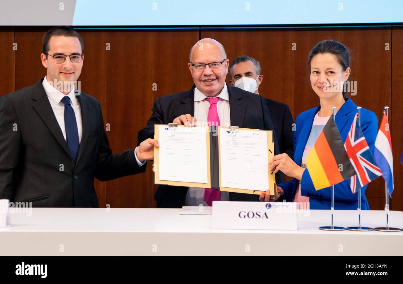 06 septembre 2021, Berlin: Christian Schmierer, fondateur et PDG de Hylmpulse, Et Sabine von der Recke (r), porte-parole de la German Offshore Spaceport Alliance (GOSA), signent en présence de Peter Altmaier (CDU), ministre fédéral de l'économie et de l'énergie, à la conférence en ligne de la Fédération allemande des industries (BDI) sur le voyage spatial et sa commercialisation croissante sous la devise: "De la mer du Nord à l'espace: Entrer dans une nouvelle ère de vol spatial européen" un accord de coopération avec l'Alliance allemande Offshore Spaceport (GOSA) pour développer une plate-forme de lancement de fusée dans t Banque D'Images