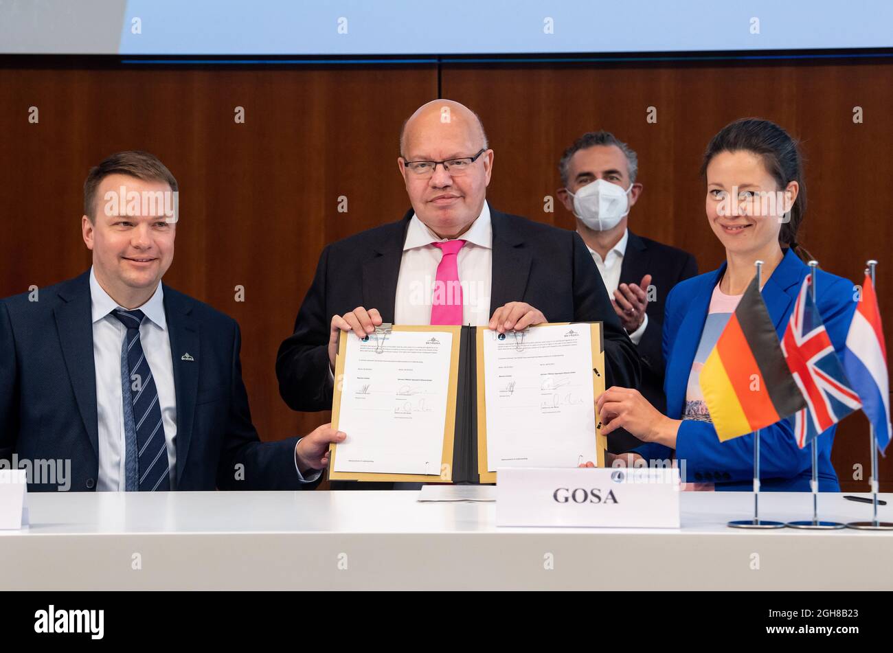 06 septembre 2021, Berlin: Volodomyr Levykin, fondateur et PDG de Skyrora, Et Sabine von der Recke (r), porte-parole de la German Offshore Spaceport Alliance (GOSA), signent en présence de Peter Altmaier (CDU), ministre fédéral de l'économie et de l'énergie, à la conférence en ligne de la Fédération allemande des industries (BDI) sur le voyage spatial et sa commercialisation croissante sous la devise: "De la mer du Nord dans l'espace: Entrer dans une nouvelle ère de vol spatial européen" un accord de coopération avec l'Alliance allemande Offshore Spaceport (GOSA) pour développer une plate-forme de lancement de fusée dans le N Banque D'Images