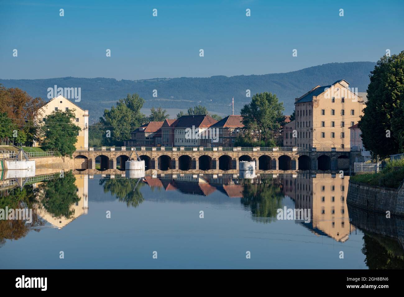 Rivière Ohře (Eger) dans la ville de Terezín, avec deux anciens moulins et un pont qui a également été utilisé comme porte de la sluce pour contrôler l'inondation des douves de la forteresse. Banque D'Images