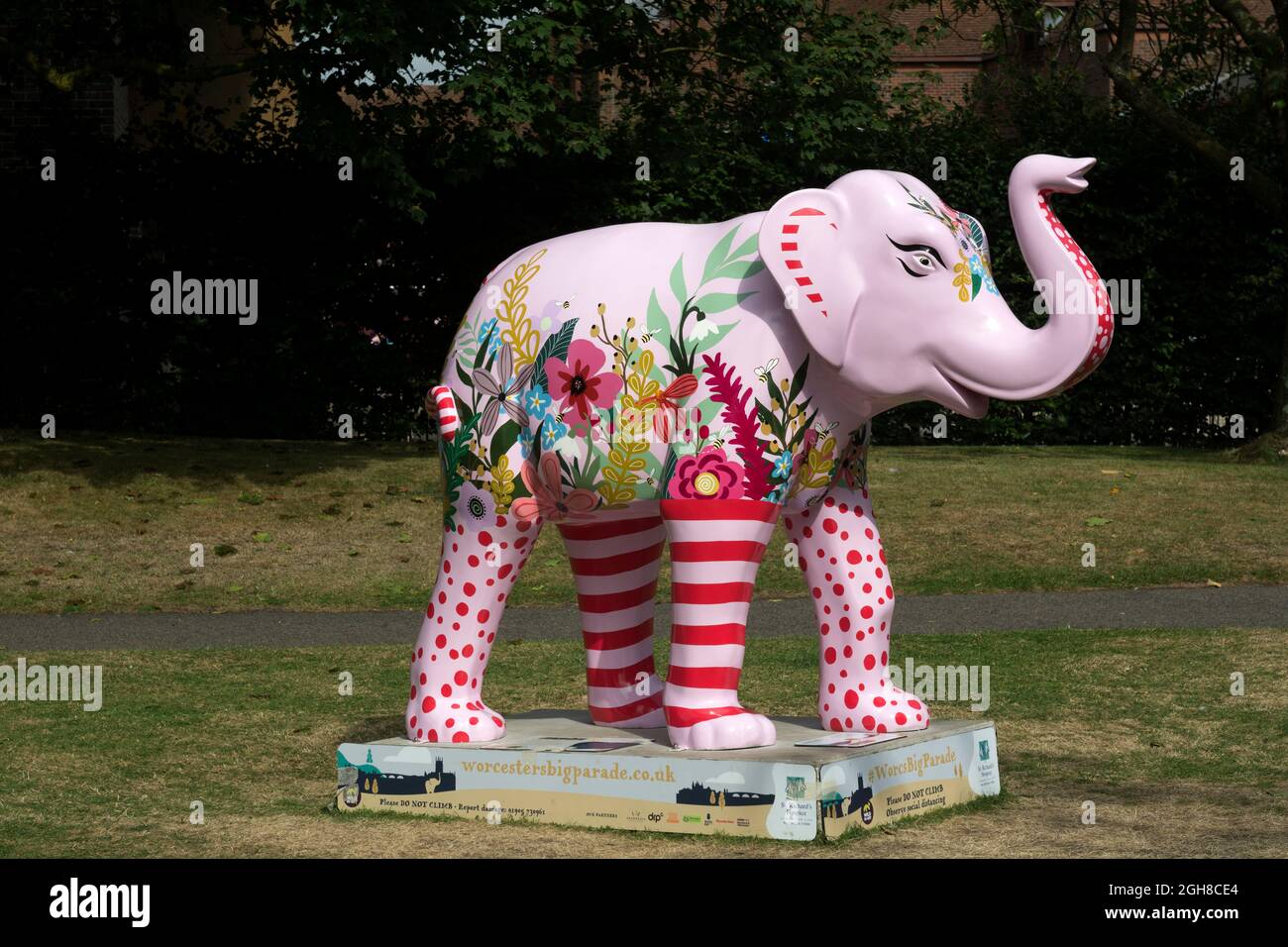 Un éléphant décoré dans le cadre de la Grande Parade dans le centre-ville de Worcester, Royaume-Uni. 2021. Banque D'Images