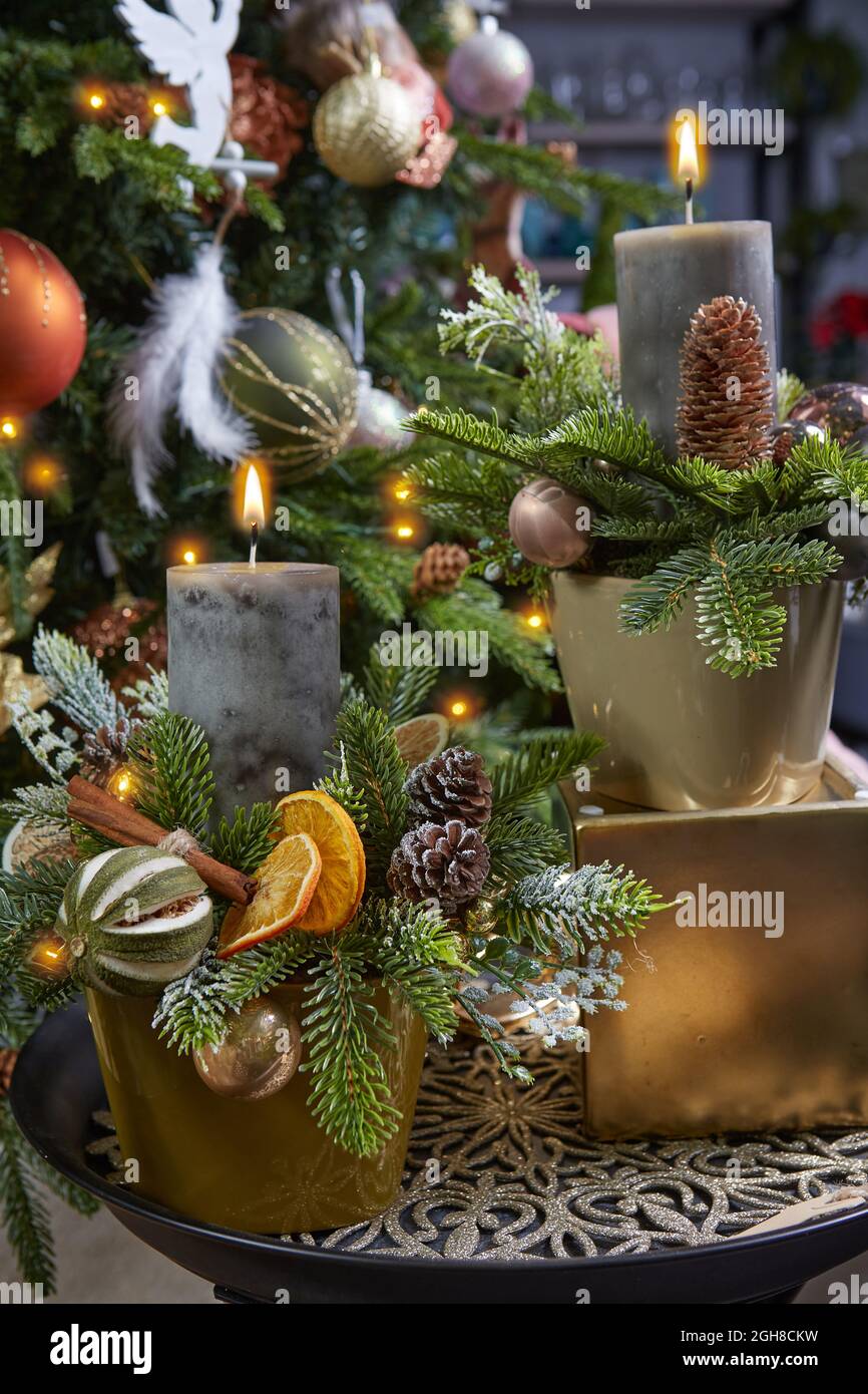 Bougie allumée et décoration de Noël. Guirlande de sapin Evergreen.  Décoration intérieure nouvel an et Noël Photo Stock - Alamy