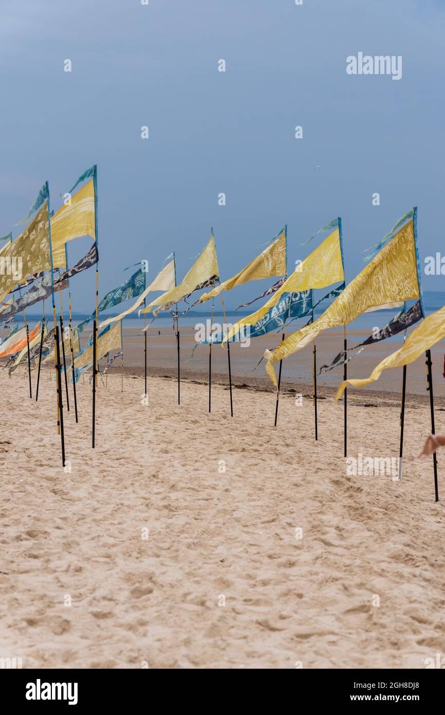 Nairn East Beach, Highlands, Écosse, Royaume-Uni. 5 septembre 2021. Dans le cadre du Festival des livres et des arts de Nairn, il y a eu une installation de drapeau de Kinetika. ' Une installation étonnante de 500 drapeaux en soie naturellement teints sur la plage est de Nairn par la société internationale d'arts de plein air Kinetika. Créés par des communautés le long de la côte est du Royaume-Uni dans le cadre du projet Beach of Dreams, les drapeaux seront renforcés par des drapeaux inspirés par Nairn Beach créés par des membres de la communauté locale lors d'ateliers dirigés par Ali Pretty, directeur artistique de Kinetika. ' CREDIT - JASPERIMAGE/AlamyLiveNews Banque D'Images
