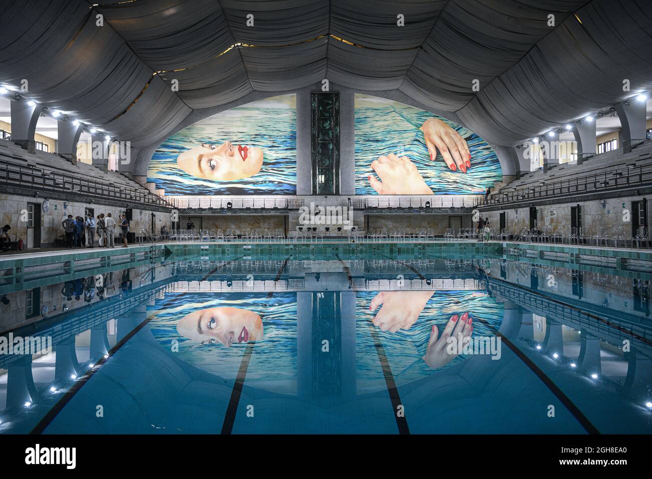Milan, Italie - 6 septembre 2021: Ouverture du site spécifique installation d'art ÊTRE L'EAU par papier de toilette par les artistes Maurizio Cattelan et Pierpaolo Ferrari à la piscine municipale Piscina Cozzi crédit: Piero Cruciatti/Alamy Live News Banque D'Images