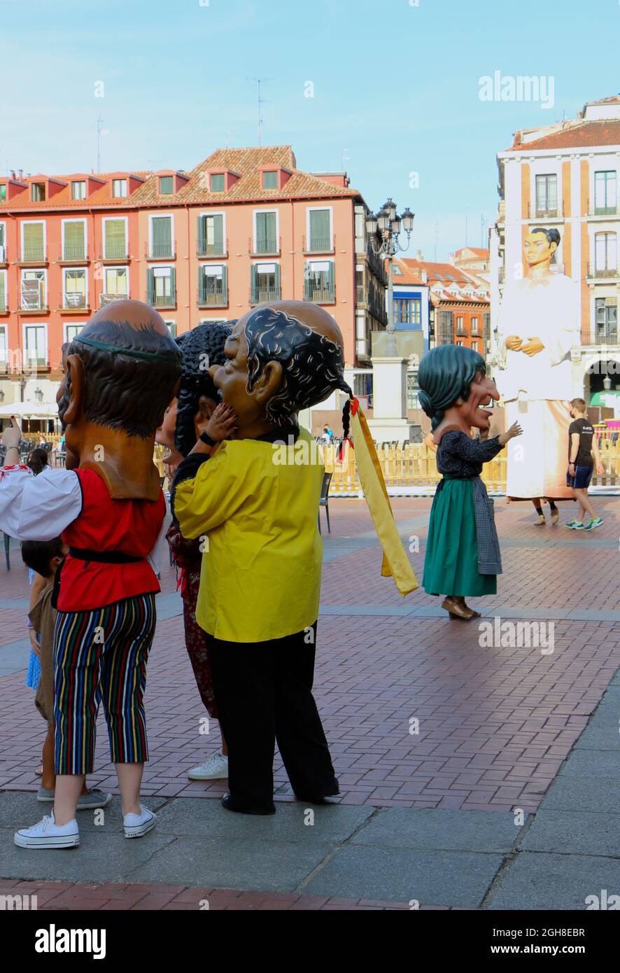 Grandes têtes ou Cabezudos dans la place principale pendant les fêtes de septembre à Valladolid Castille et Leon Espagne Banque D'Images