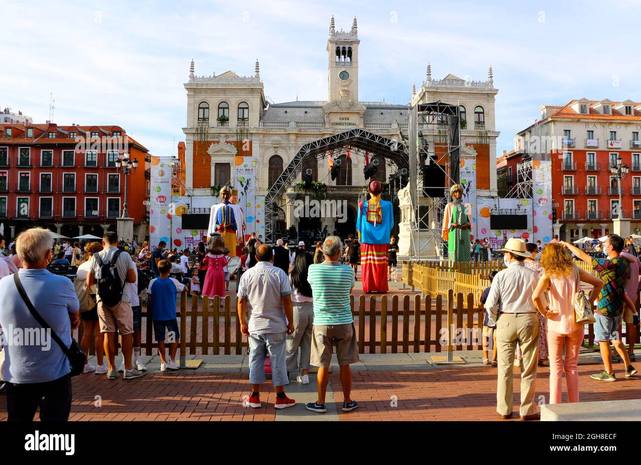 Grandes têtes ou Cabezudos dans la place principale pendant les fêtes de septembre à Valladolid Castille et Leon Espagne Banque D'Images