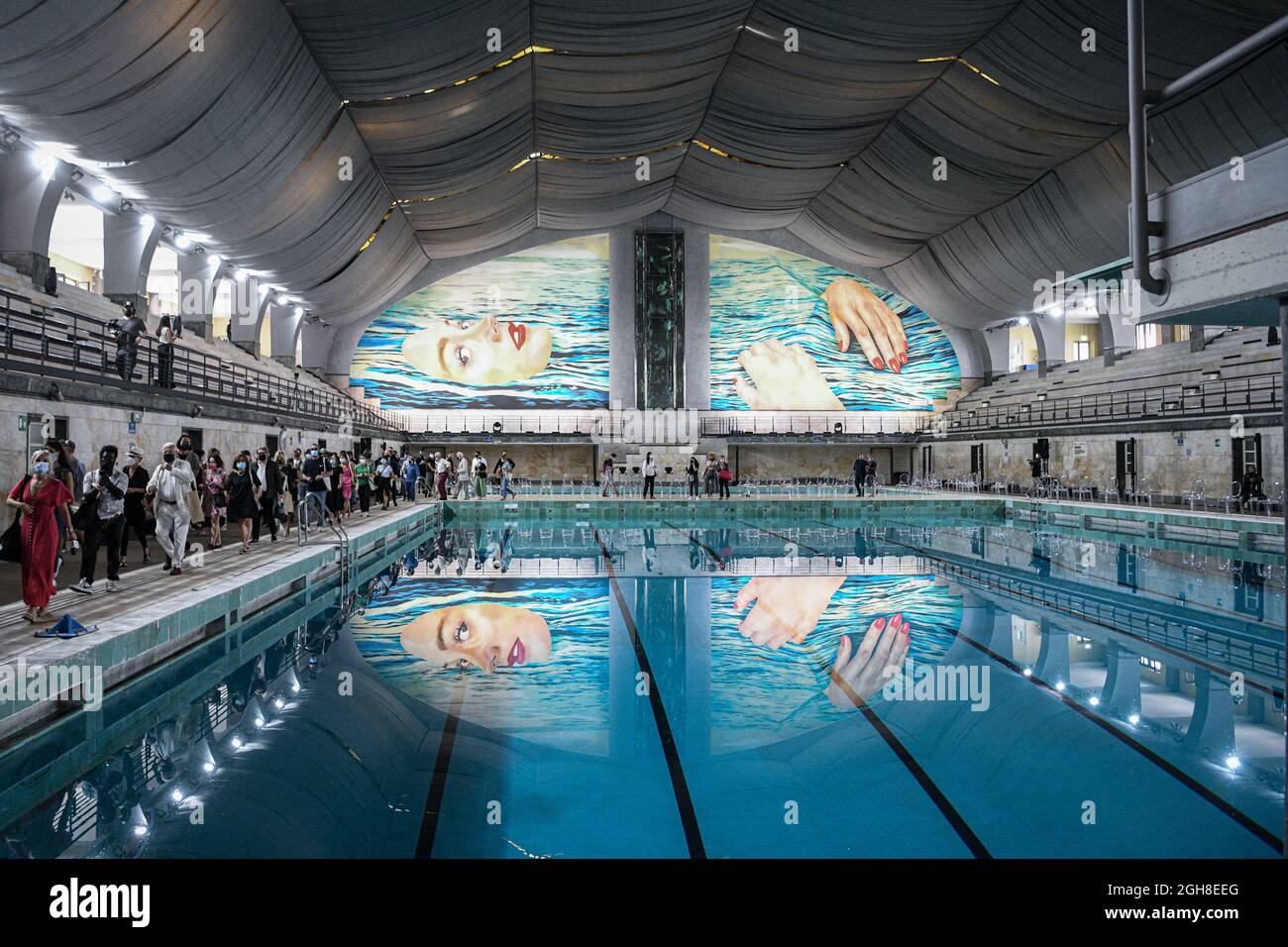 Milan, Italie - 6 septembre 2021: Ouverture du site spécifique installation d'art ÊTRE L'EAU par papier de toilette par les artistes Maurizio Cattelan et Pierpaolo Ferrari à la piscine municipale Piscina Cozzi crédit: Piero Cruciatti/Alamy Live News Banque D'Images
