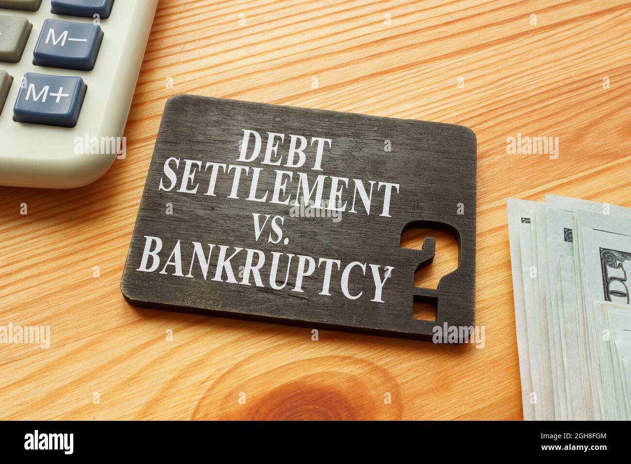 Plaque noire avec règlement de dette vs faillite question. Banque D'Images