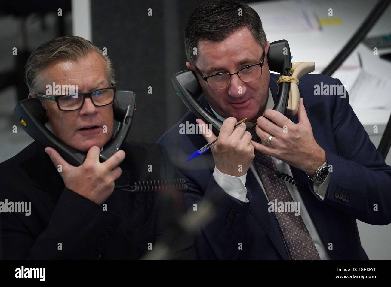 Les traders utilisent plusieurs téléphones à la London Metal Exchange, dans la City de Londres, après que les transactions en ouvert sont retournées pour la première fois depuis mars 2020, lorsque le Ring a été temporairement fermé en raison de la pandémie de COVID-19. Le London Metal Exchange est le centre mondial du commerce des métaux industriels. Date de la photo: Lundi 6 septembre 2021. Banque D'Images