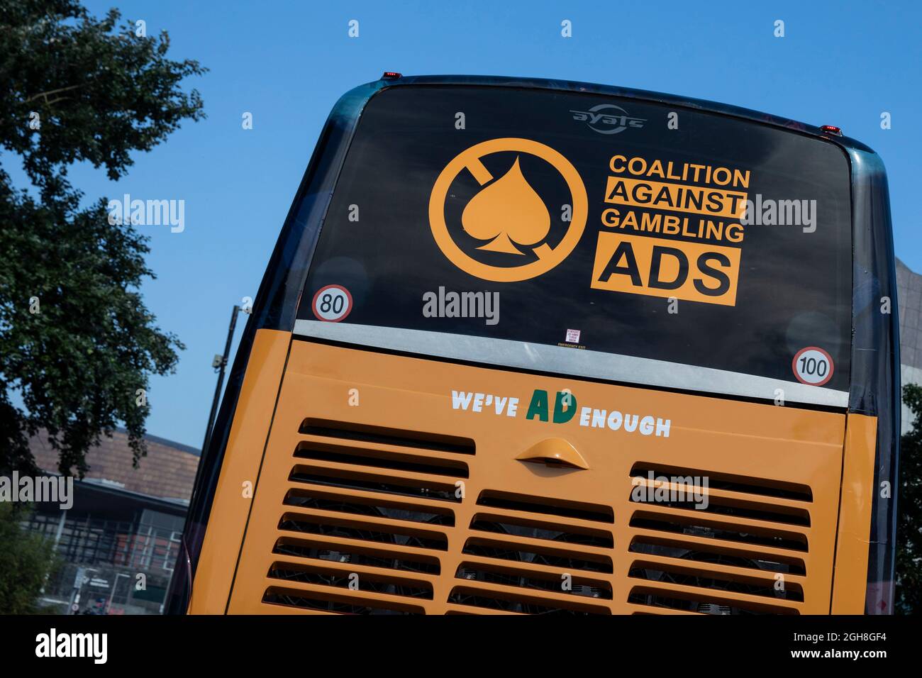 Cardiff, pays de Galles, Royaume-Uni. 6 septembre 2021. Le bus de la Coalition contre les jeux publicitaires (CAGA) près du Parlement gallois Senedd Cymru dans la baie de Cardiff, le premier jour de sa visite de la ville à l'échelle du Royaume-Uni. La campagne vise à mettre fin à toute publicité, promotion et parrainage de jeu. Crédit : Mark Hawkins/Alay Live News Banque D'Images