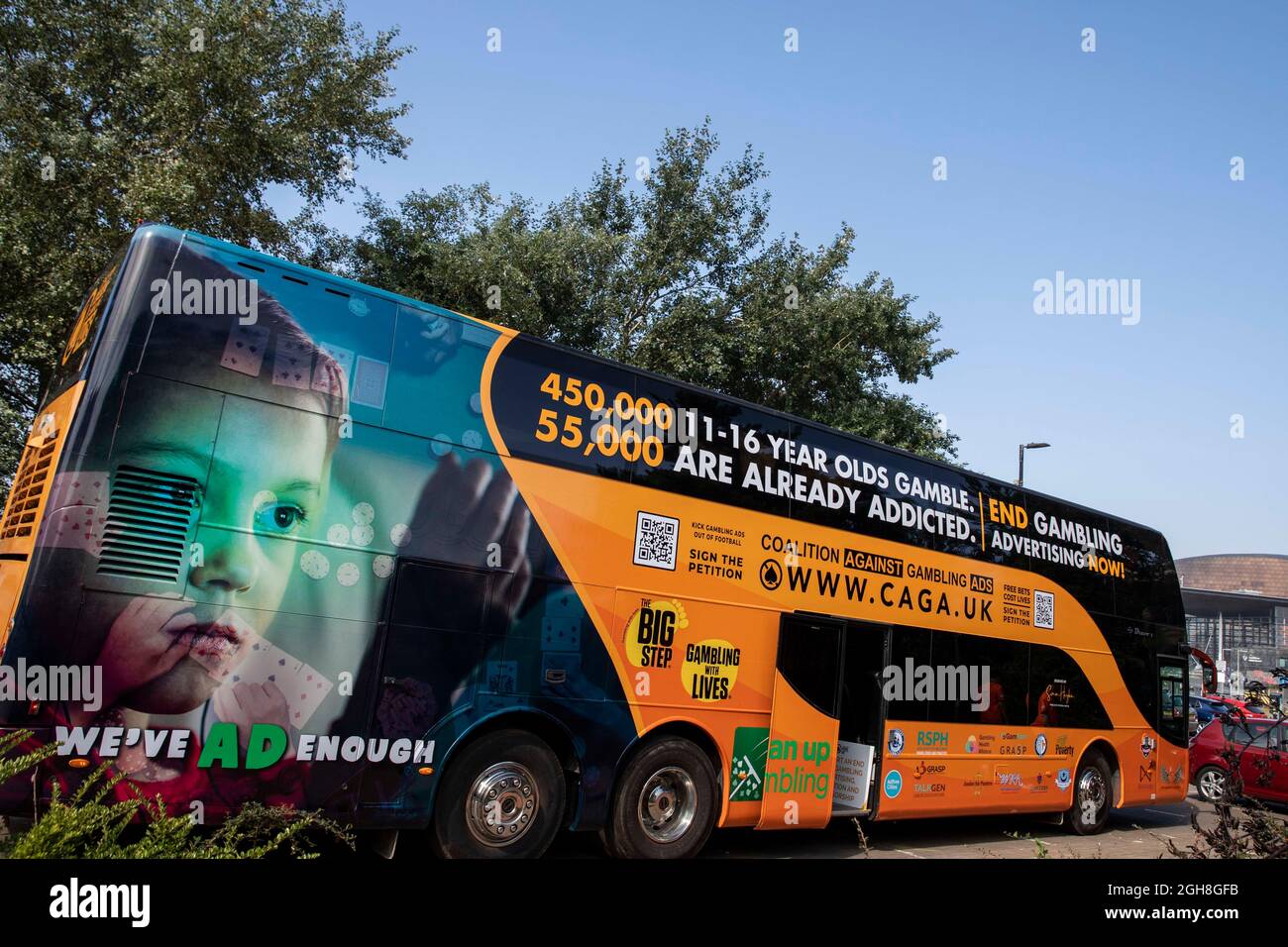 Cardiff, pays de Galles, Royaume-Uni. 6 septembre 2021. Le bus de la Coalition contre les jeux publicitaires (CAGA) près du Parlement gallois Senedd Cymru dans la baie de Cardiff, le premier jour de sa visite de la ville à l'échelle du Royaume-Uni. La campagne vise à mettre fin à toute publicité, promotion et parrainage de jeu. Crédit : Mark Hawkins/Alay Live News Banque D'Images