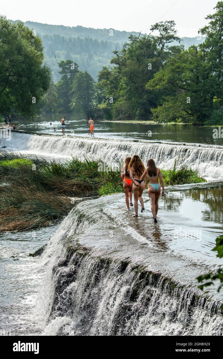 Les gens apprécient l'eau à Warleigh Weir sur la rivière Avon près de Bath dans Somerset tandis que les températures montent à travers le Royaume-Uni. Banque D'Images