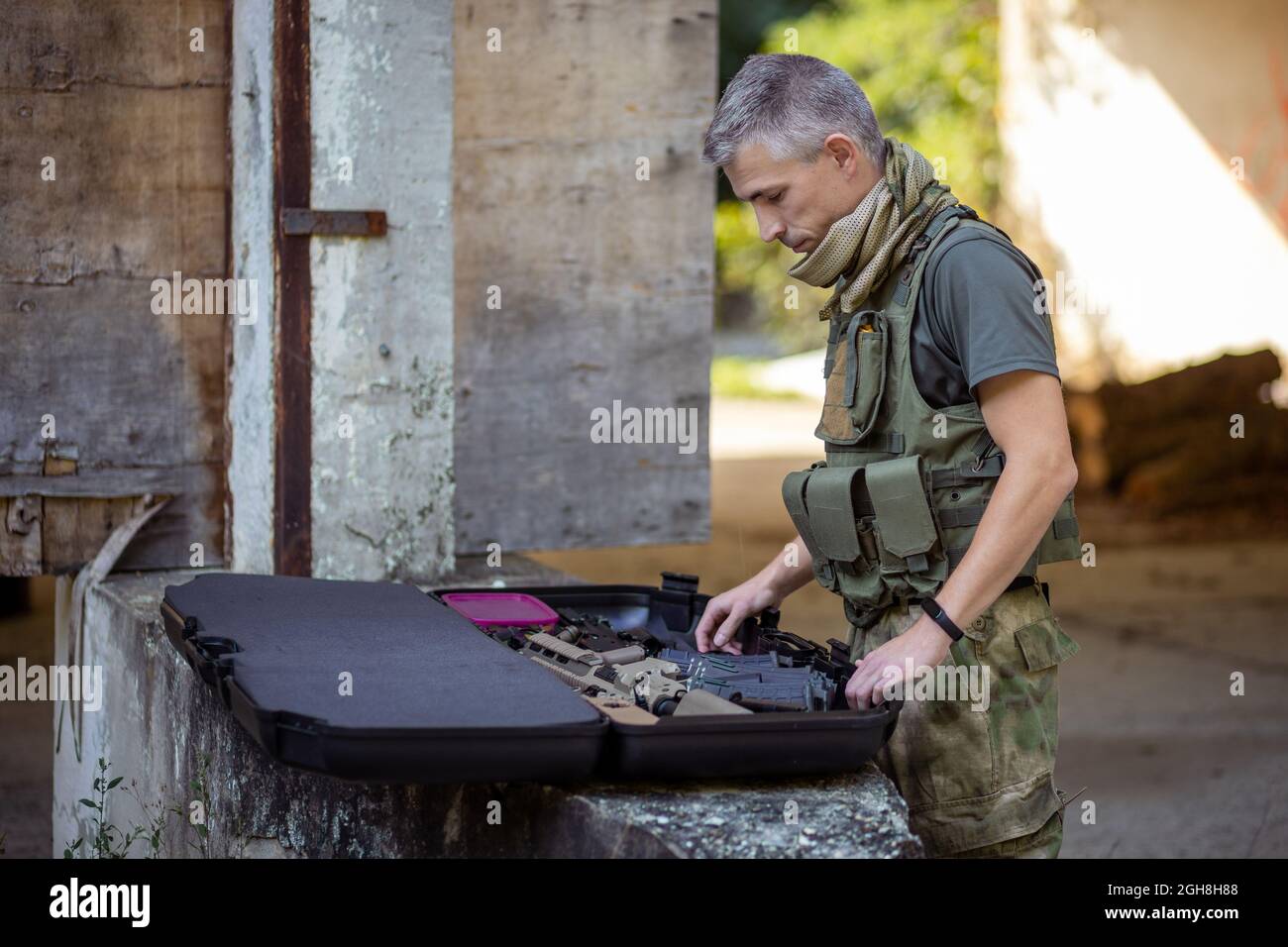 Un homme se préparant pour le jeu Airsoft en uniforme militaire Photo Stock  - Alamy