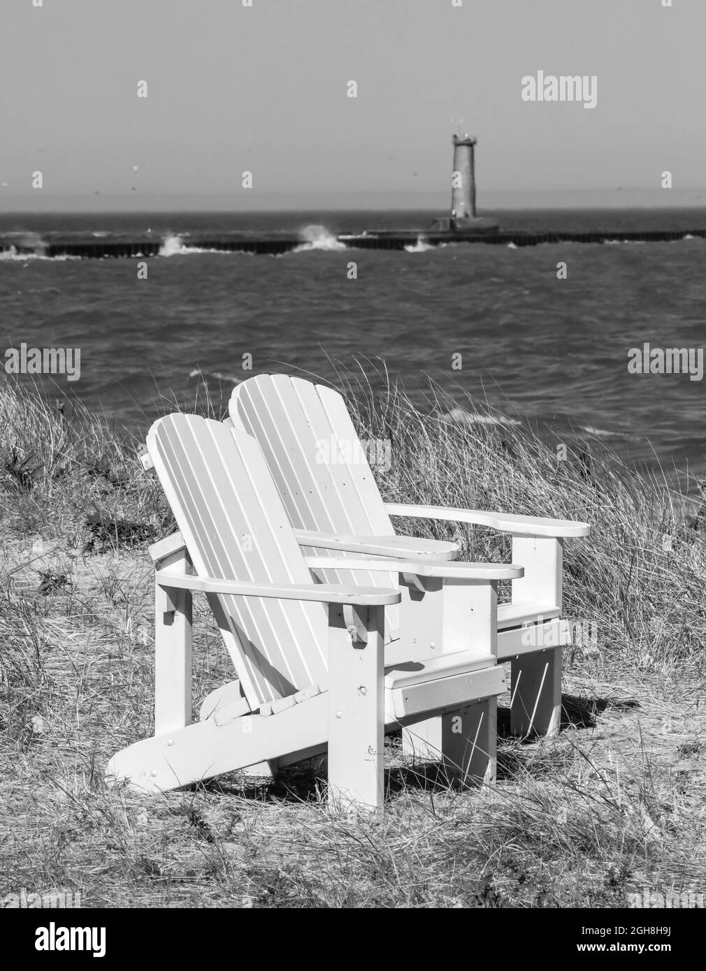 Vider les chaises de pelouse Adirondack extérieures le long du front de mer et de la plage Banque D'Images