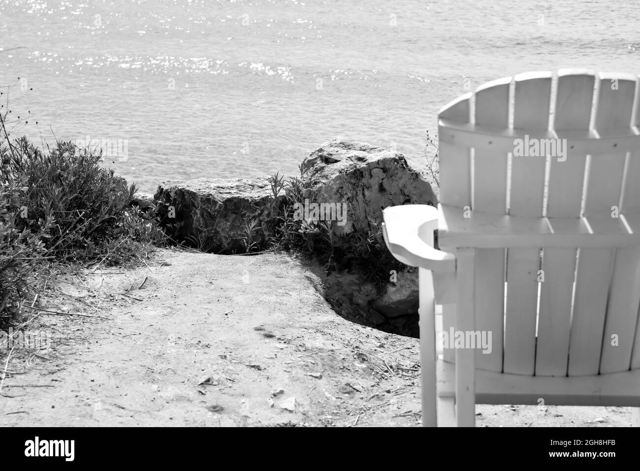 Vider les chaises de pelouse Adirondack extérieures le long du front de mer et de la plage Banque D'Images