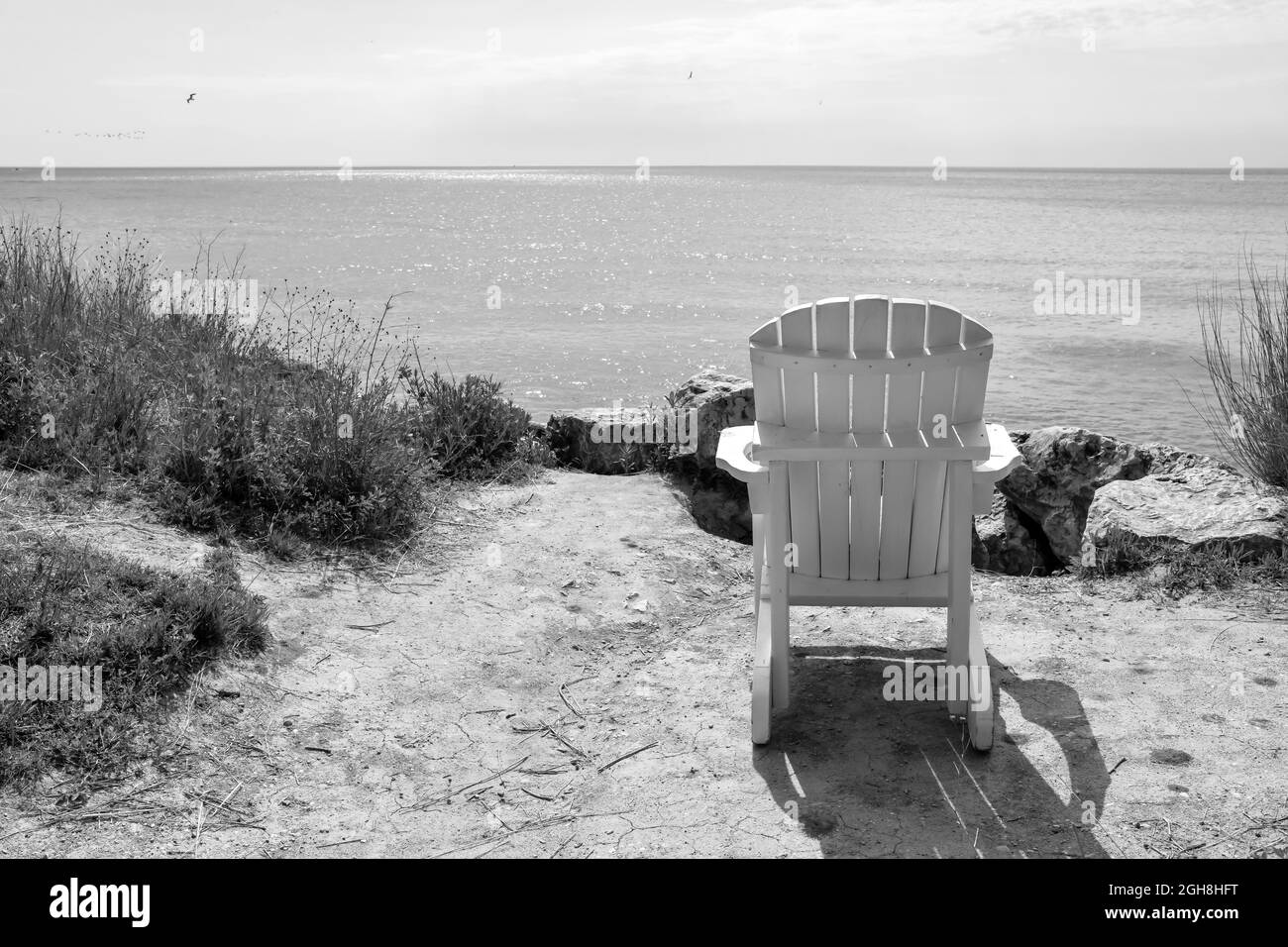 Vider les chaises de pelouse Adirondack extérieures le long du front de mer et de la plage Banque D'Images