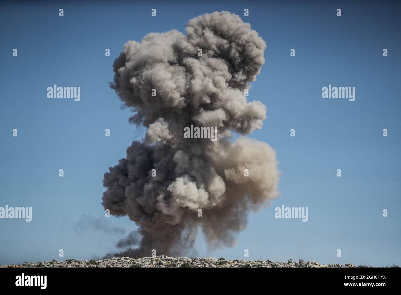 Ahsem, Syrie. 06e septembre 2021. De la fumée s'échappe d'un site de la ville d'Ahsem après qu'il ait été frappé au cours d'un raid aérien, prétendument effectué par des avions de guerre russes. Aucune blessure n'a été signalée jusqu'à présent. Credit: Aras Alkharboutli/dpa/Alamy Live News Banque D'Images
