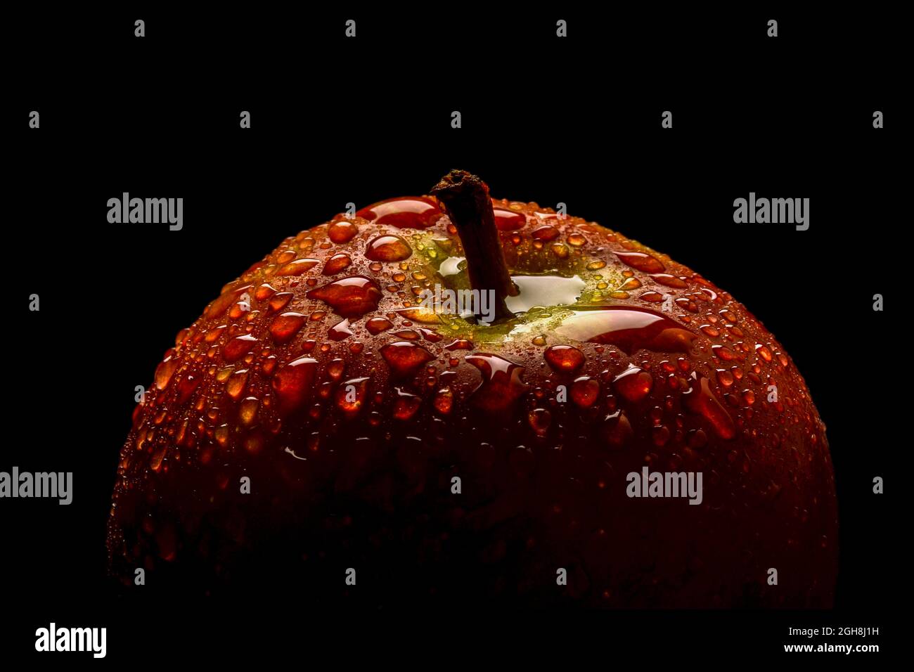 Pomme avec gouttes d'eau. Banque D'Images