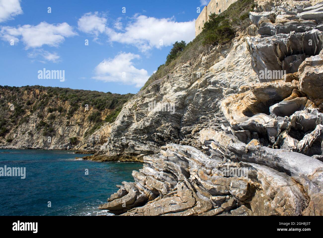 Extraordinaire formation de roches multicouches sur la côte méditerranéenne de l'Italie Banque D'Images