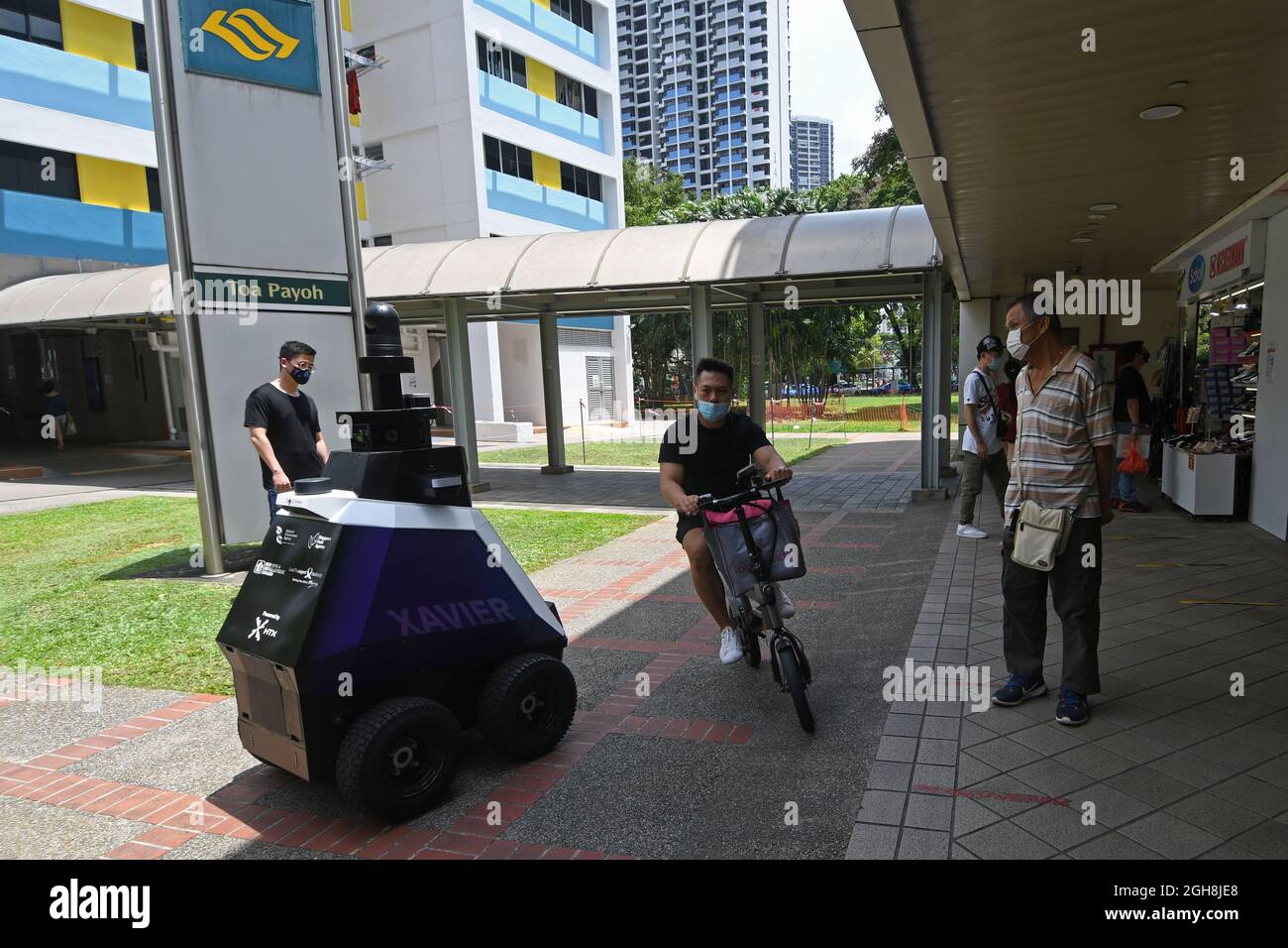 Singapour. 5 septembre 2021. Un robot autonome de l'Agence des sciences et de la technologie (HTX) de l'équipe d'origine Xavier patrouille la zone de trafic à pied élevé dans le centre Toa Payoh de Singapour le 6 septembre 2021. Pendant une période de trois semaines à partir du 5 septembre 2021, le robot autonome Xavier serpentera à travers les foules de Toa Payoh Central de Singapour pour détecter les comportements sociaux indésirables comme fumer dans les zones interdites et rassembler plus de 5 personnes. Crédit: Puis Chih Wey/Xinhua/Alay Live News Banque D'Images