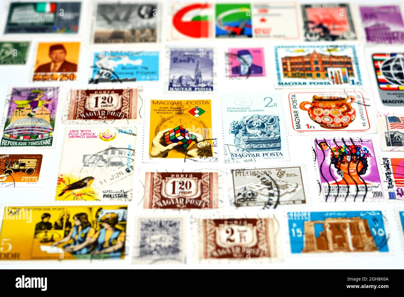 arrière-plan de divers vieux millésime utilisé timbres-poste de différents pays et temps sur fond blanc, une couverture avec un ensemble de timbres-poste Banque D'Images