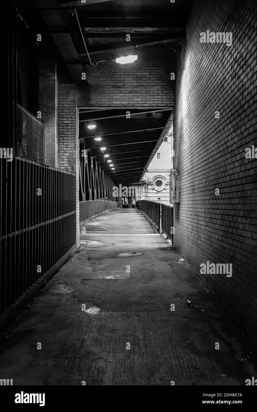 chemin de trottoir vide urbain d'époque au-dessus d'un pont Banque D'Images