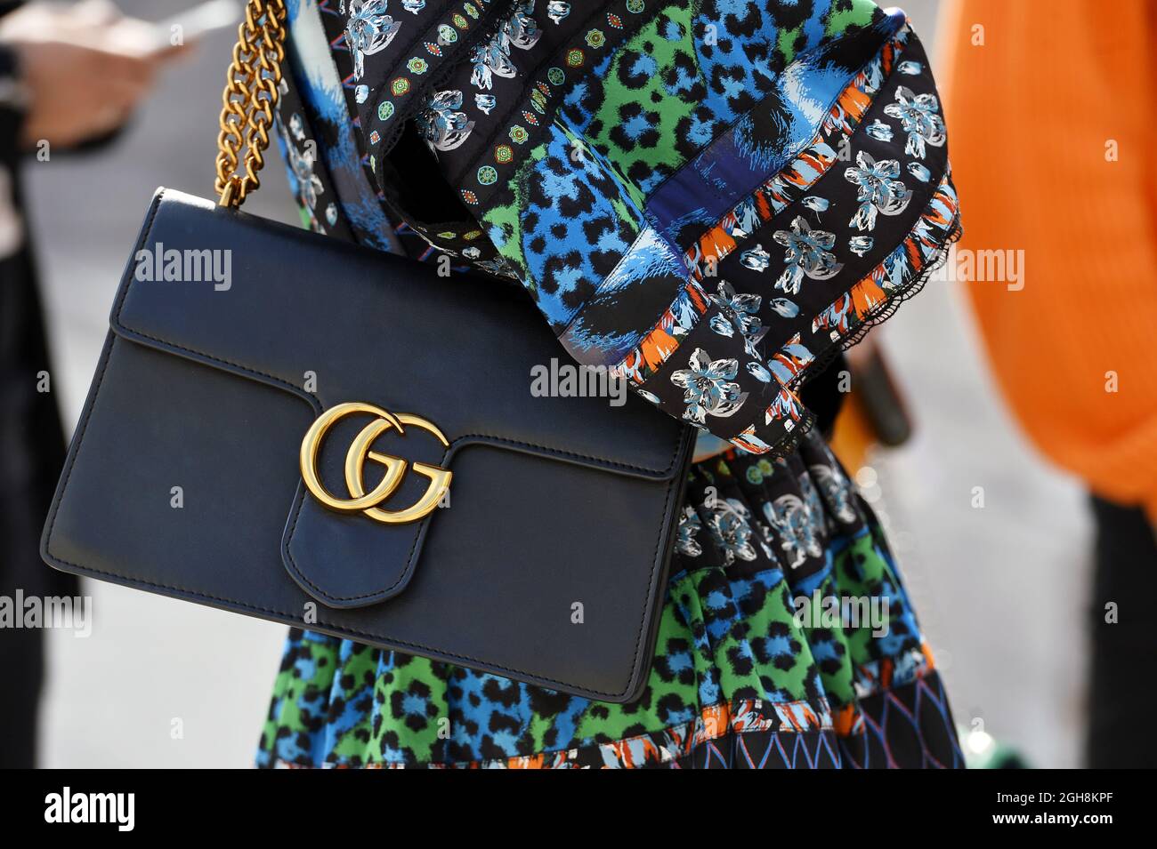 Sac Gucci sur une épaule d'invité - Streetstyle à Paris Fashion week -  Paris - France Photo Stock - Alamy