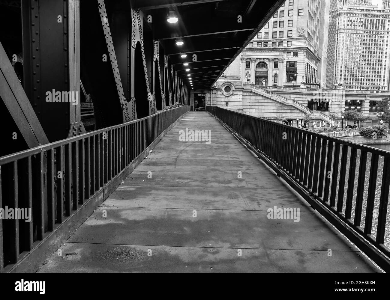 chemin de trottoir vide urbain d'époque au-dessus d'un pont Banque D'Images