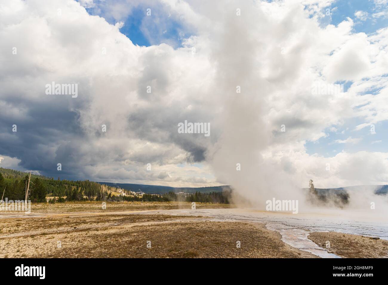 Éruption de l'ancien geyser fidèle au parc national de Yellowstone Banque D'Images