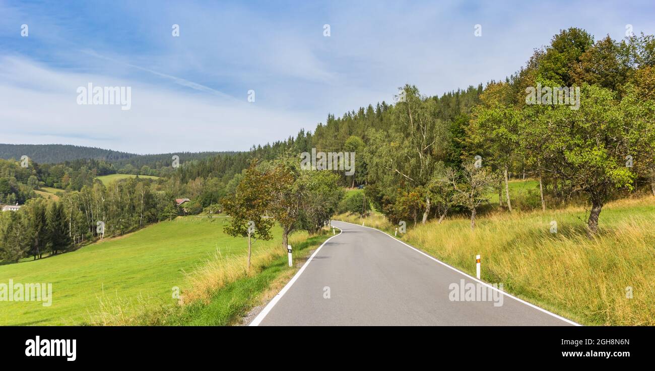 Panorama d'une route à travers les montagnes de Sumava en Bohême, République Tchèque Banque D'Images