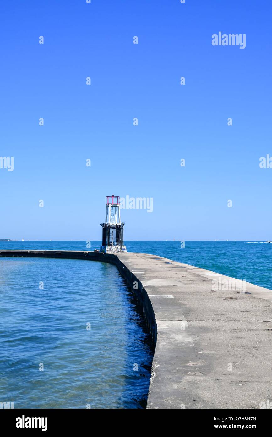 jetée d'eau le long du lac dans la ville Banque D'Images