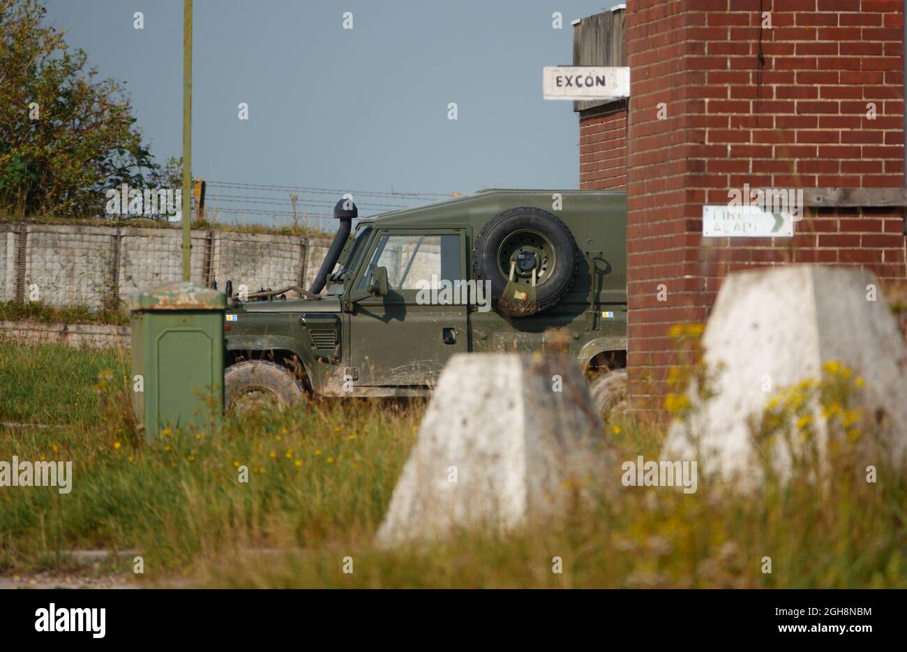 Un véhicule militaire utilitaire léger Land Rover Defender de l'armée ...