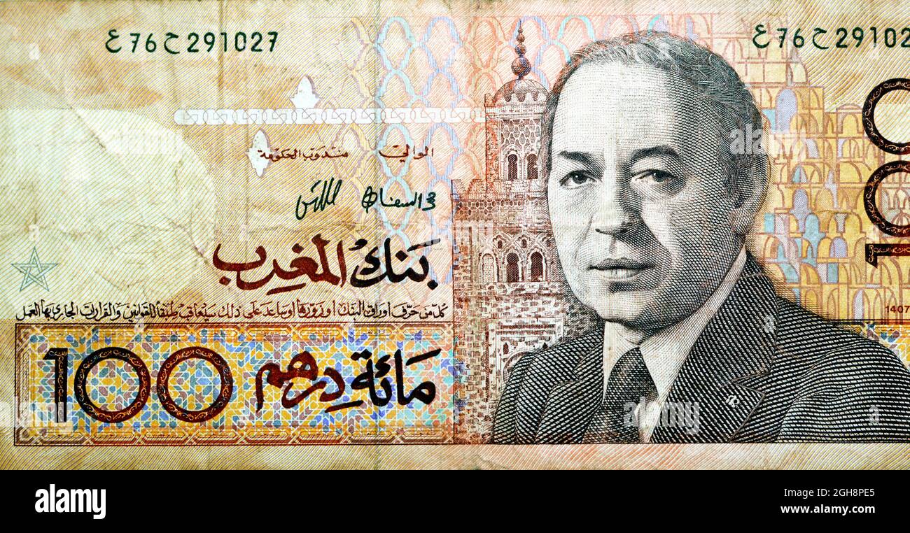C t Oppos De 100 Une Centaine De Billets De Dirhams Marocains mis En c-t-oppos-de-100-une-centaine-de-billets-de-dirhams-marocains-mis-en