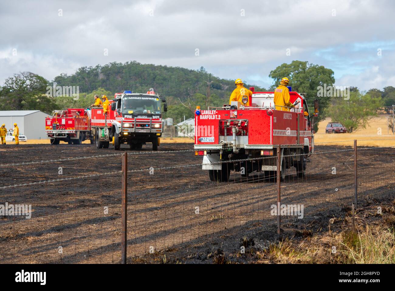 Appareils d'incendie mettant un feu d'herbe, Langley Barfold, Victoria, Australie. Banque D'Images