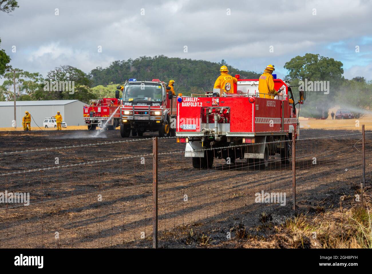 Appareils d'incendie mettant un feu d'herbe, Langley Barfold, Victoria, Australie. Banque D'Images