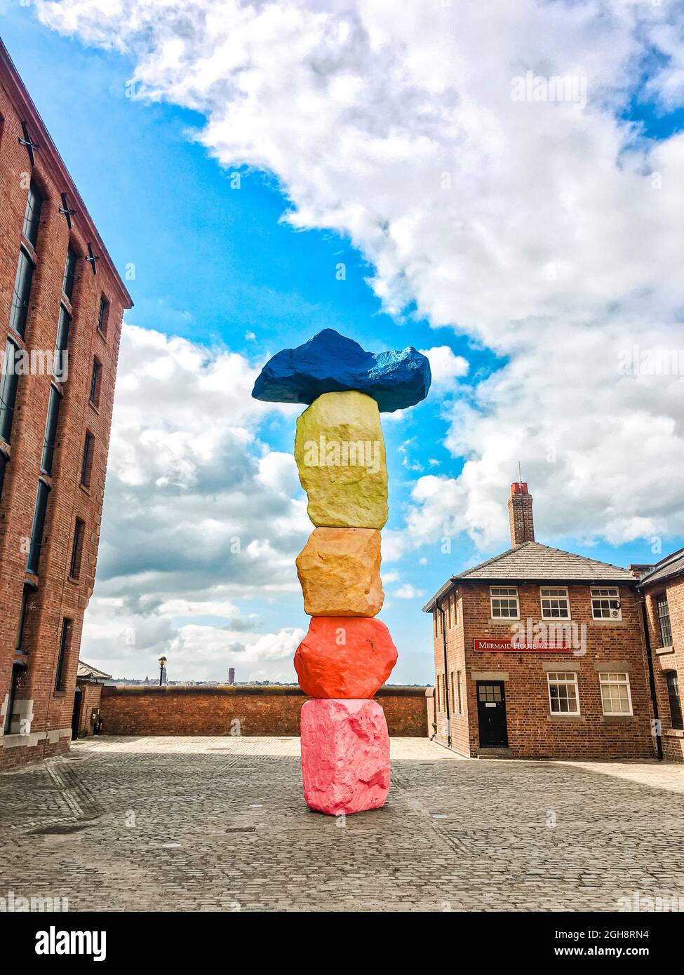 Liverpool Mountain by Ugo Rondinone on the Royal Albert Dock à Liverpool, Angleterre Banque D'Images