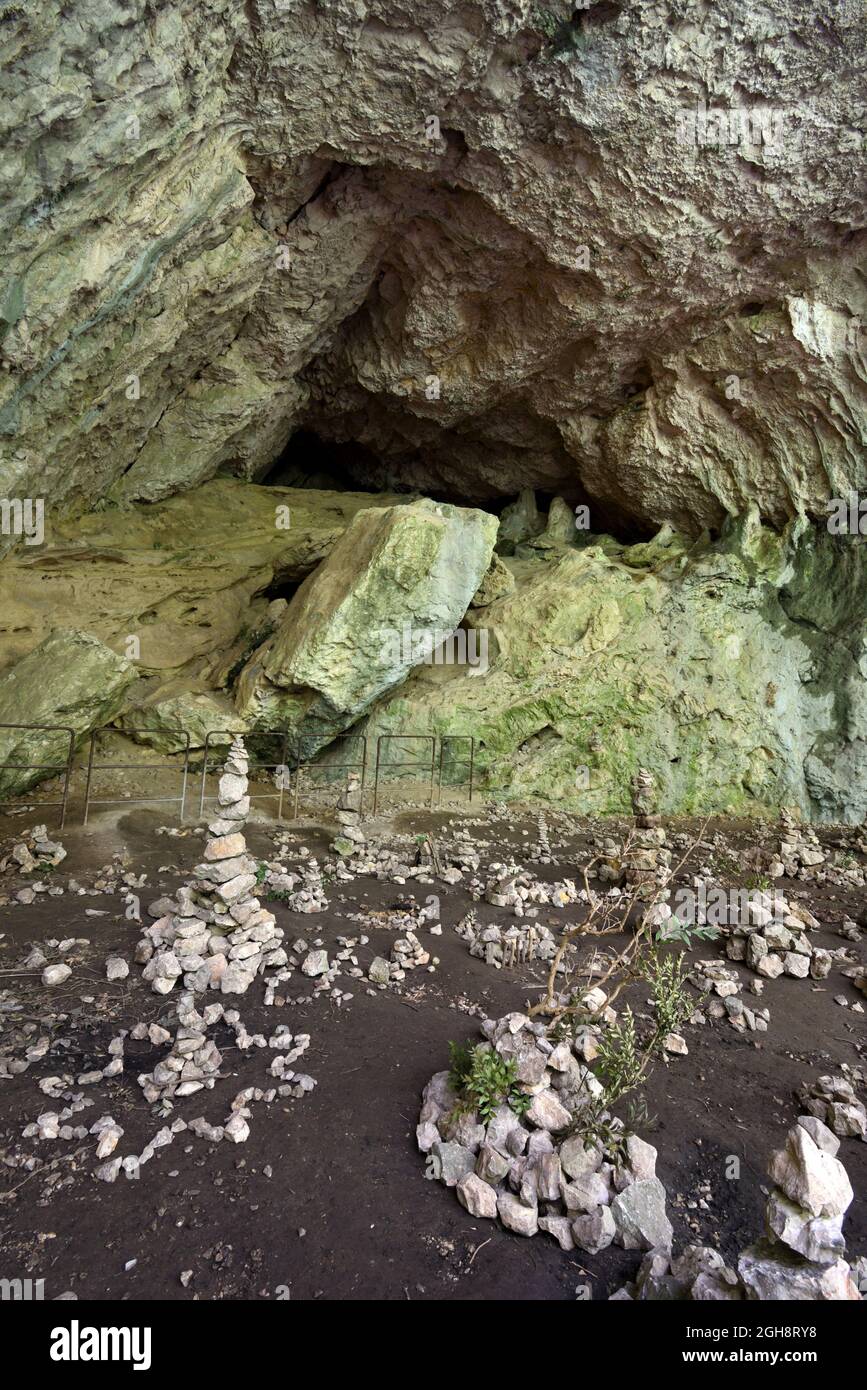 Grotte aux pierres empilées, roche équilibrée ou art de la pierre dans la gorge du Regalon, ou Gorges du Regalon, Luberon Provence France Banque D'Images