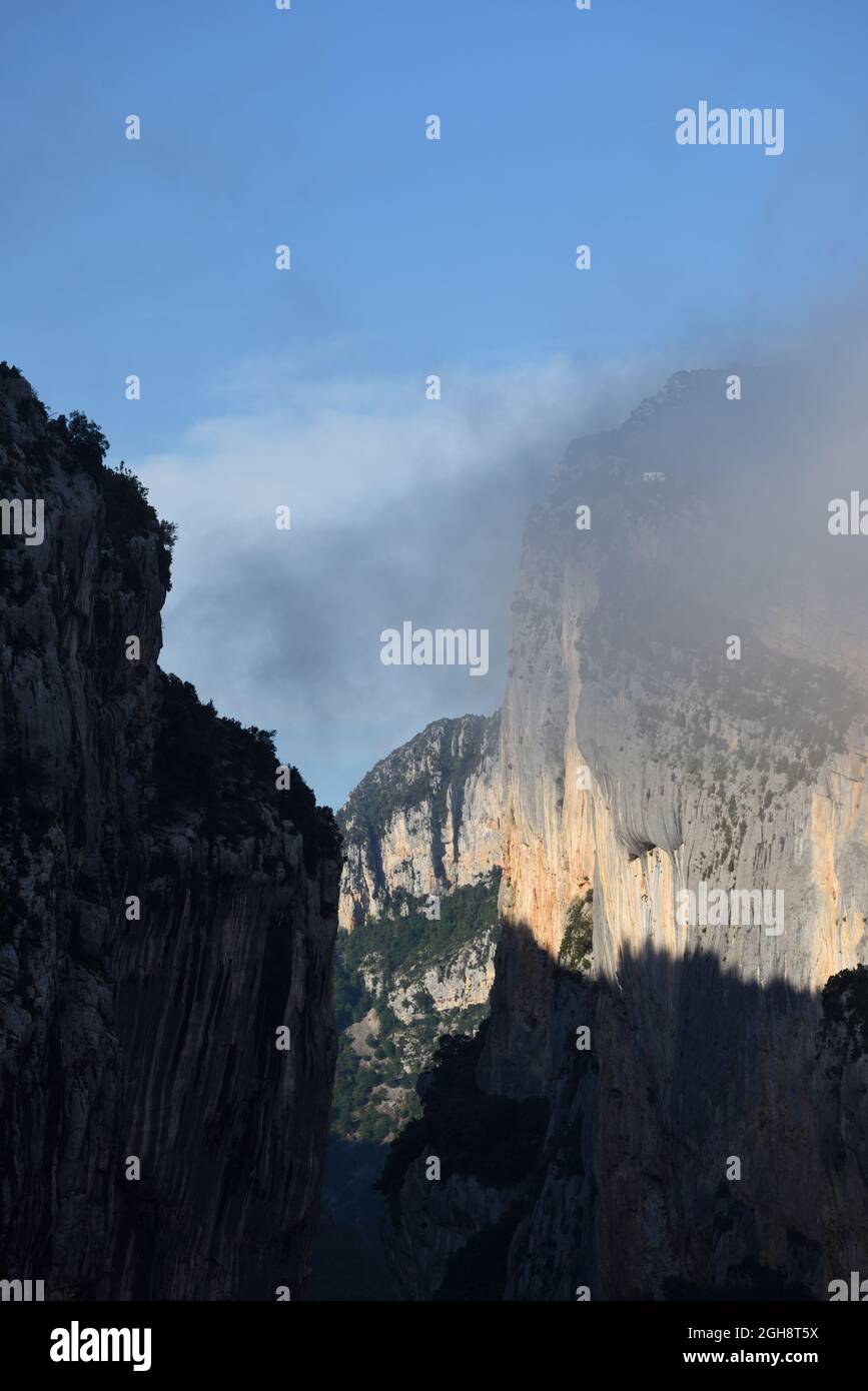 Les falaises de Trescaire émergent de la brume matinale ou du Low Cloud dans le parc régional de la gorge du Verdon, ou les gorges du Verdon, la Palud-sur-Verdon Provence FR Banque D'Images
