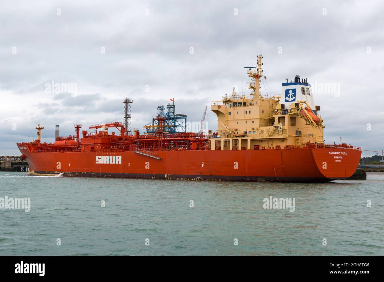 Navire-citerne GPL Navigator Yauza de Monrovia, Libéria IMO 9761176 amarré à côté de la raffinerie de pétrole Fawley sur Southampton Water, Hampshire, Royaume-Uni - Sibur Banque D'Images