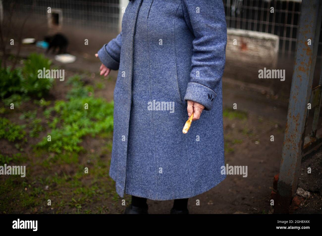 Grand-mère dans un vieux manteau. Une femme se tient dans la rue. Une  vieille femme en Russie a nourri des chats Photo Stock - Alamy